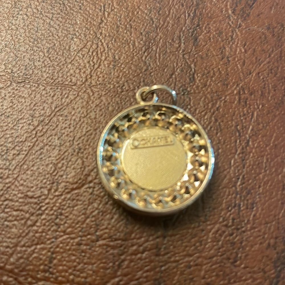Chanel gold round pendant with fake diamonds around the CC - Picture 4 of 4